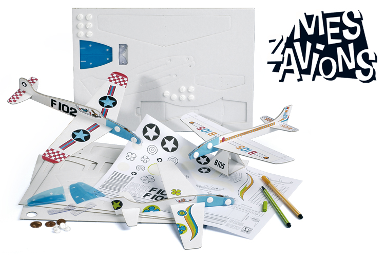 Un jeu d'assemblage et de décoration d'avions en carton (Mitik).